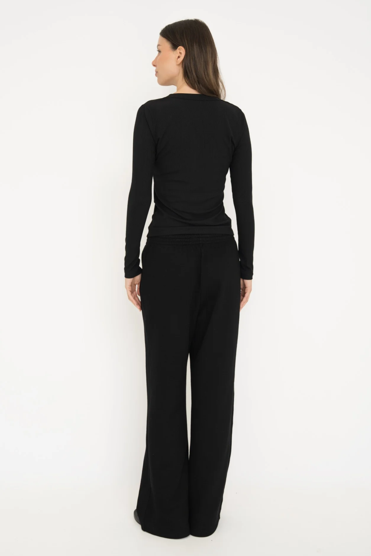 Upgrade your basics with the Long Sleeve Fitted Scoop Neck Top by AOCO. Made from soft, stretchy fabric, this flattering silhouette is a daily essential.