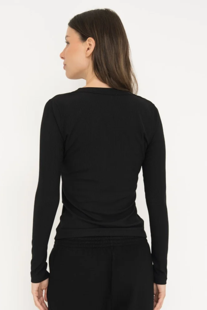 Upgrade your basics with the Long Sleeve Fitted Scoop Neck Top by AOCO. Made from soft, stretchy fabric, this flattering silhouette is a daily essential.