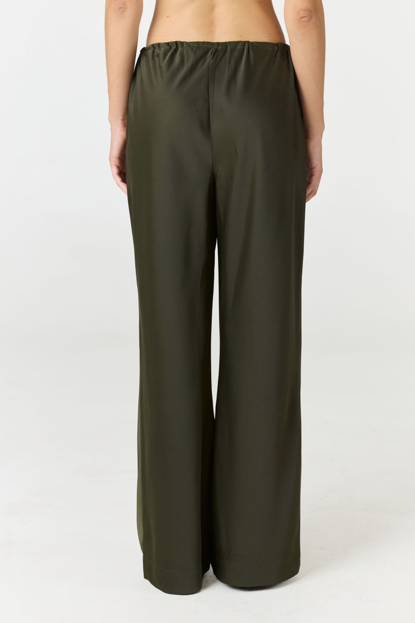 Experience ultimate comfort and sophistication with the Gia Silk Pants in olive by AOCO. These luxury trousers offer a flattering fit and an elegant, flawless drape.