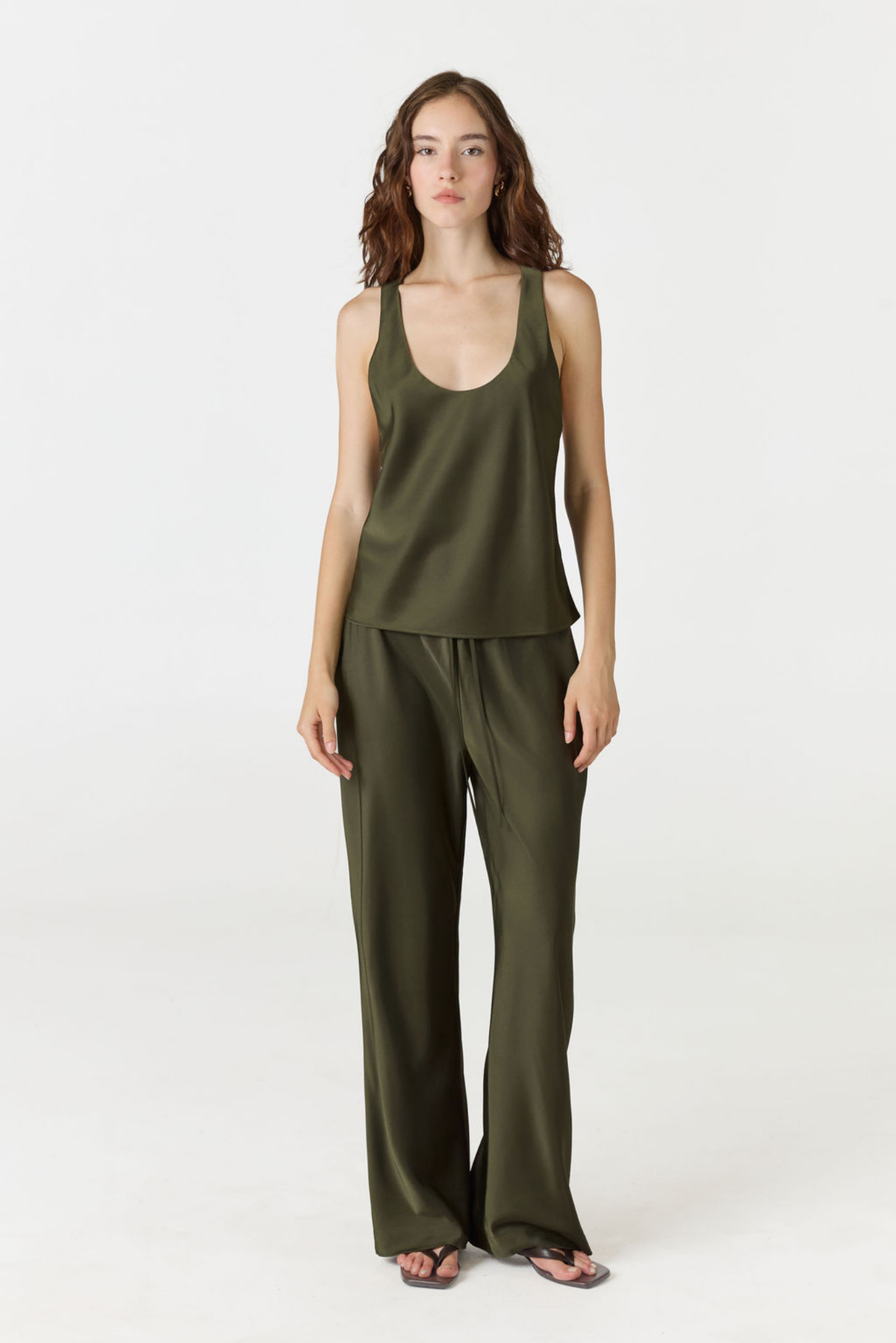 Experience ultimate comfort and sophistication with the Gia Silk Pants in olive by AOCO. These luxury trousers offer a flattering fit and an elegant, flawless drape.